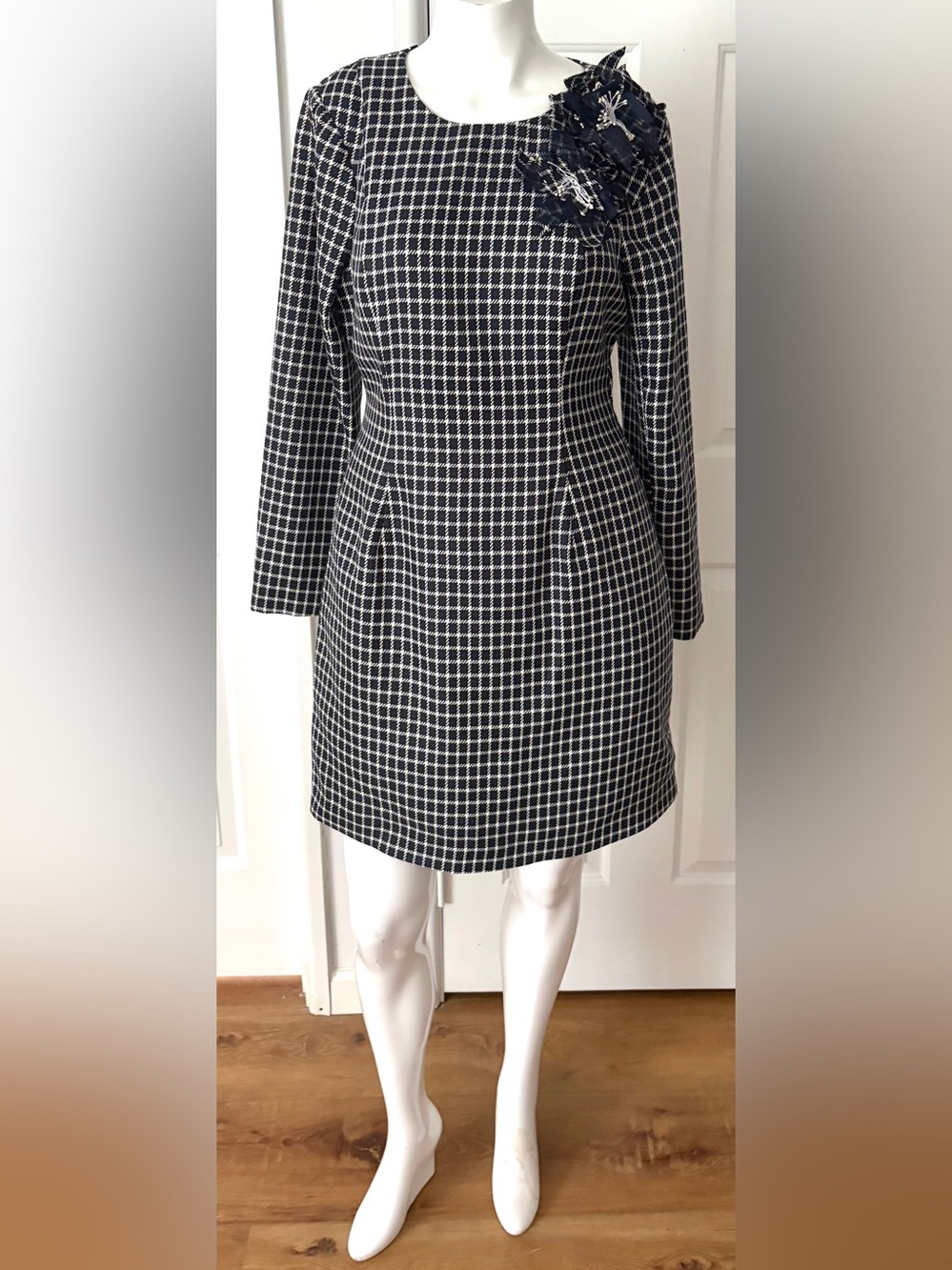 NWT. Badgley Mischka White Checkered Long-Sleeve Shift  mini stylish Dress .